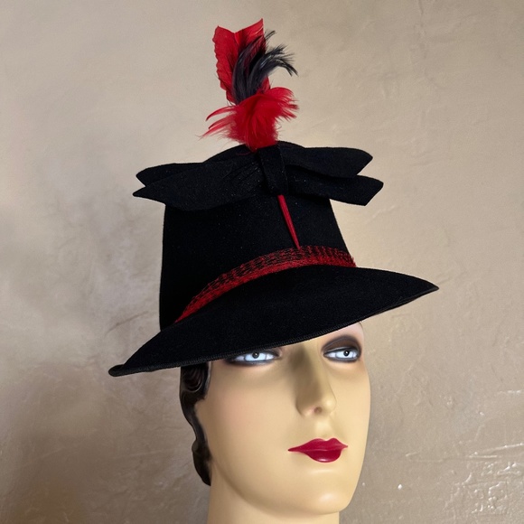 STRIKING 1940s' BLACK FELT FEDORA WITH BOW AND RED/BLACK FEATHER TRIM + VEIL